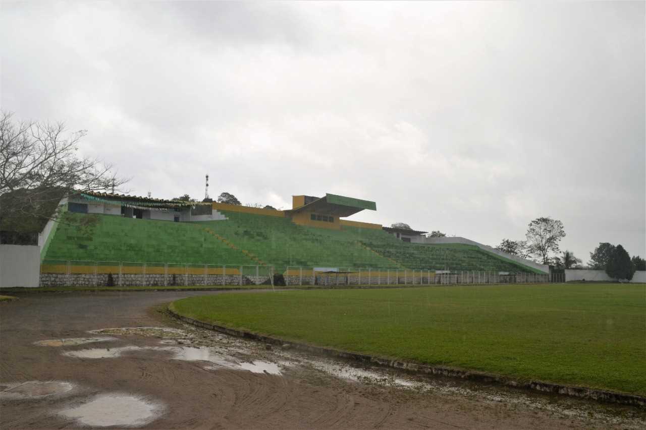 Camacã: Postes dos Refletores do Estádio Ribeirão já chegaram na cidade

